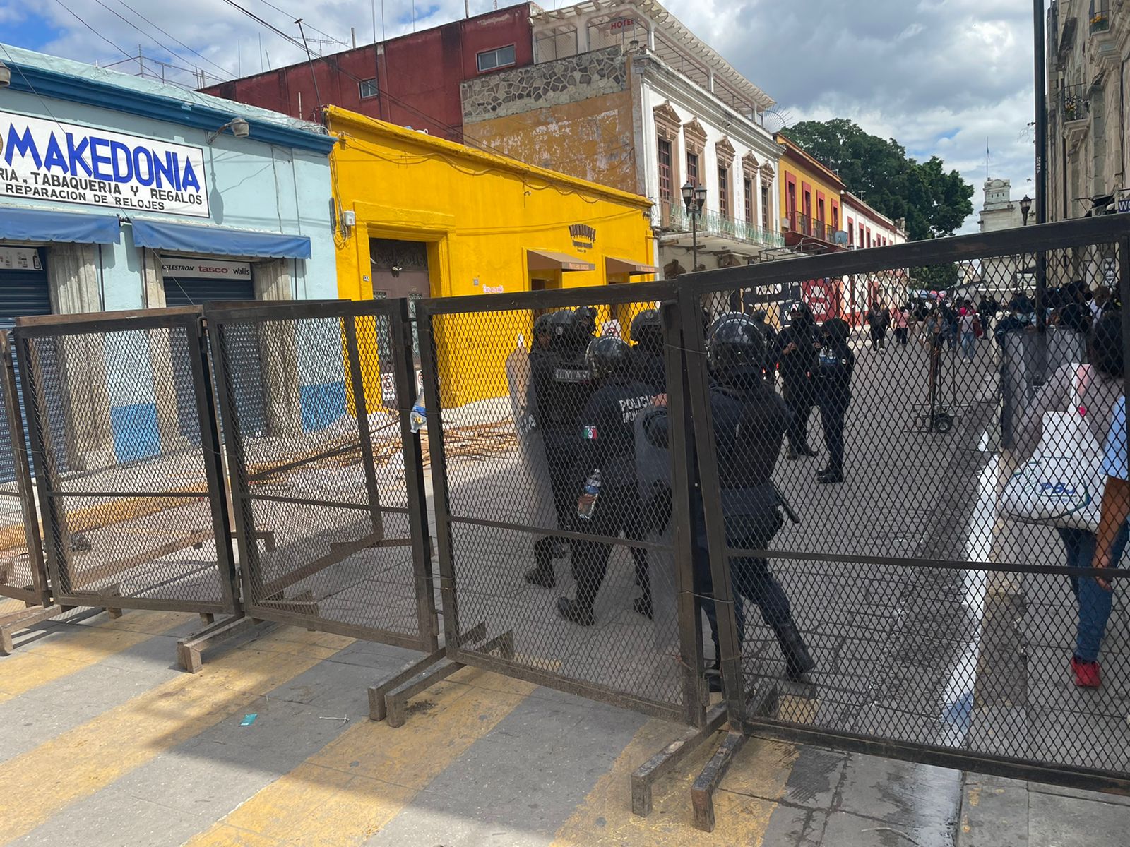 Oaxaca, crónica gráfica de una ciudad en días de muertos / José Ramón Lozano Torres