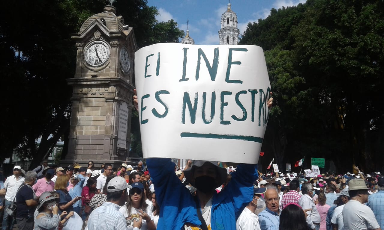 Una marcha austera, sin estridencias y una consigna clara: el INE es nuestro /  Verónica Mastretta