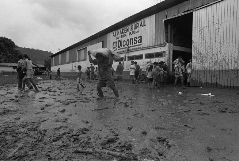 Con la tragedia en los ojos. Las lluvias de octubre de 1999 / Sergio Mastretta