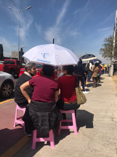 Paciencia, rezos y sol en la cola de la vacuna en Tonantzintla / VIDEO