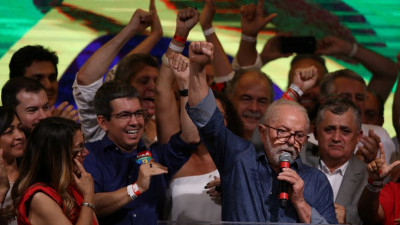 Gana Lula en Brasil con el país partido en dos
