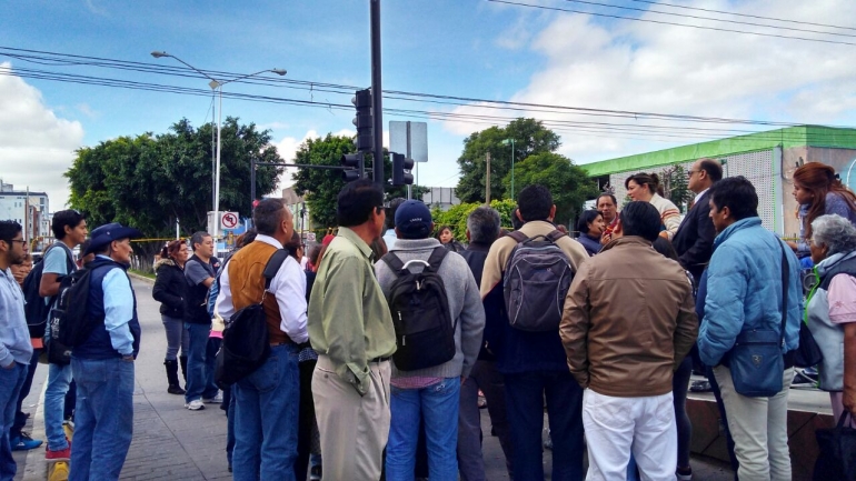 Padres de familia de la Héroes de  Reforma protestan contra el cierre de la escuela y cierran la 11 Sur
